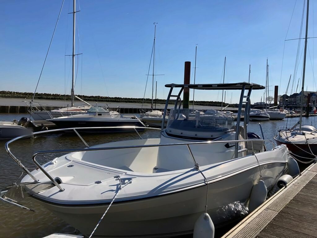 Jeanneau Cap Camarat 7.5 CC Style – 2017 – Yamaha 225 cv – 450 h