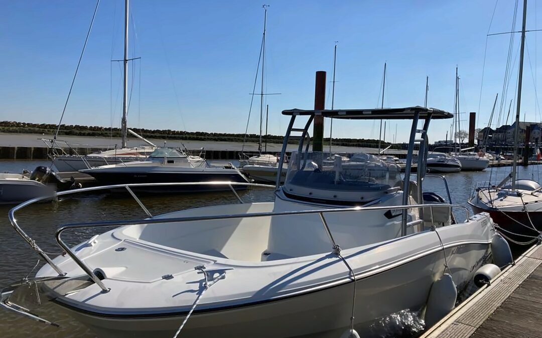Jeanneau Cap Camarat 7.5 CC Style – 2017 – Yamaha 225 cv – 450 h
