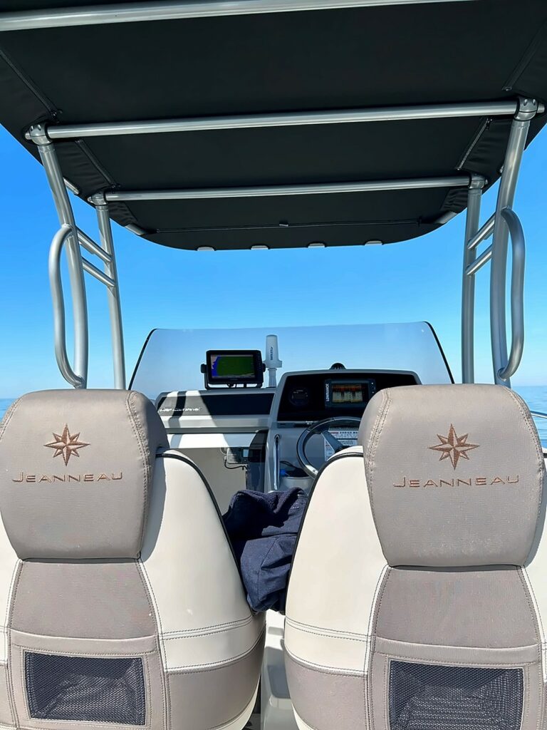 Cap Camarat 75 poste de pilotage – West Marine Dinard