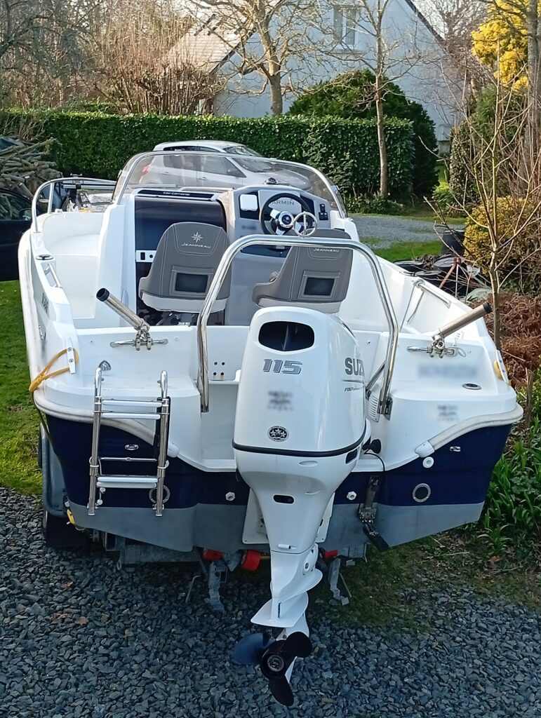 Cap Camarat 5.5 WA vue arrière avec moteur Suzuki 115