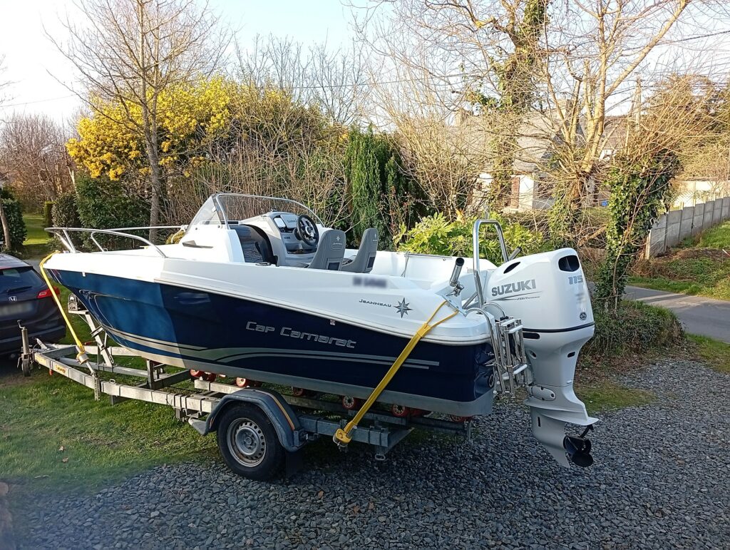 Jeanneau Cap Camarat 5.5 WA Série 2 vue de profil avec Suzuki 115 cv