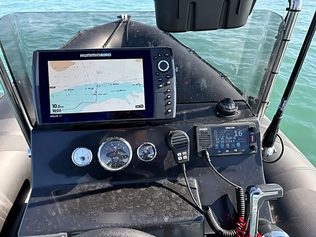 Poste de pilotage du Tarpon AD60 avec Humminbird Helix 10